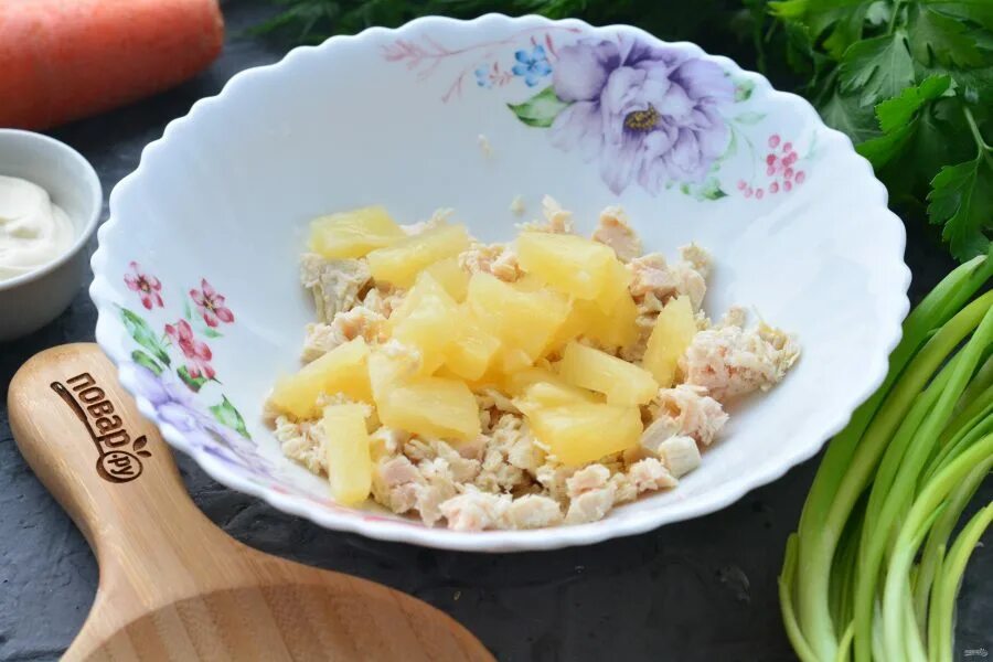 Салат из филе и ананасов. Салат каллы с ананасом. салат каллы с ананасом и курицей и сыром. салат каллы. салат каллы с ананасом и курицей.