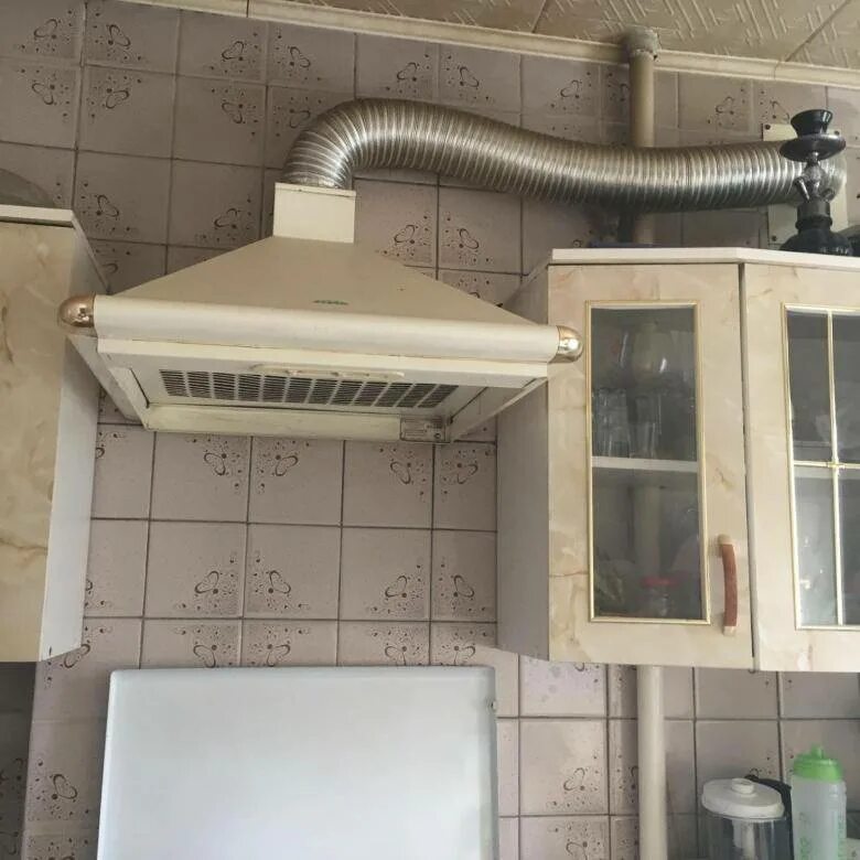 Вытяжка в плите. Вентиляция на кухне. Вытяжка для газовой плиты. Вытяжка в кухне с газовой плитой. Гофра на вытяжку на кухню.