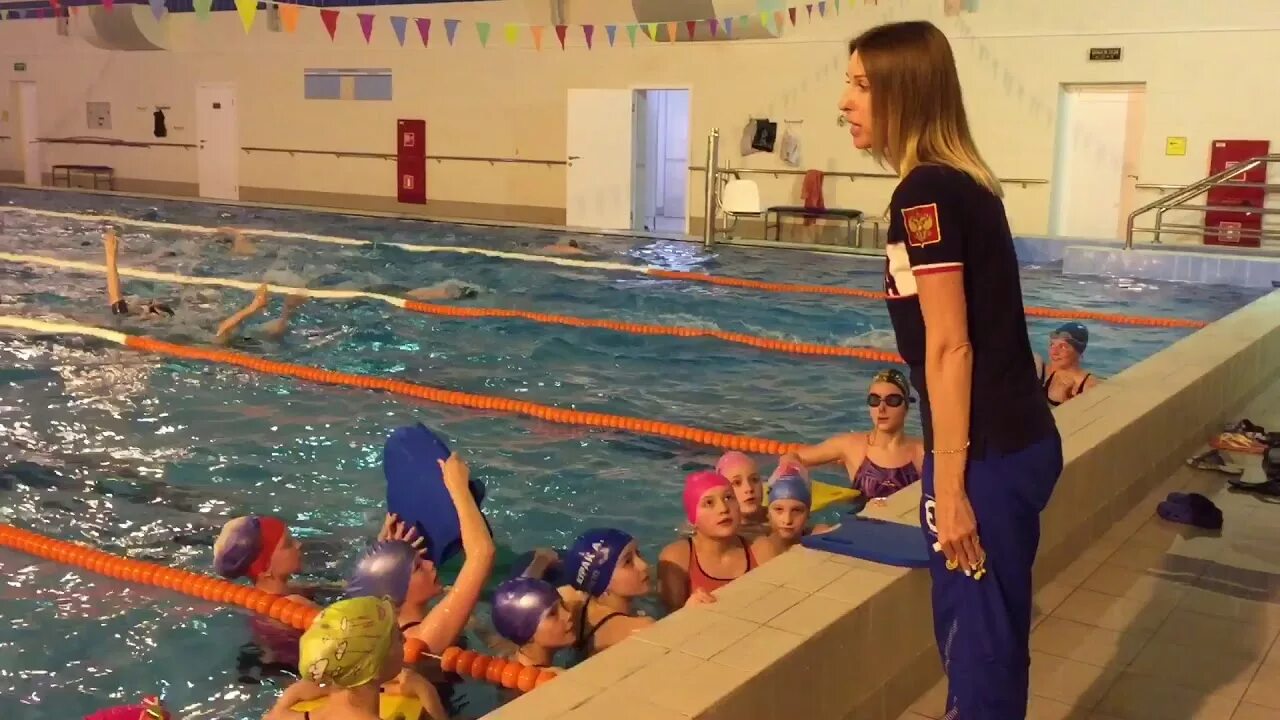 Тренер по плаванию. Муладжанов игорь сергеевич тренер. Тренер в бассейне. Тренер преподаватель по плаванию. Манаков константин сергеевич тренер.