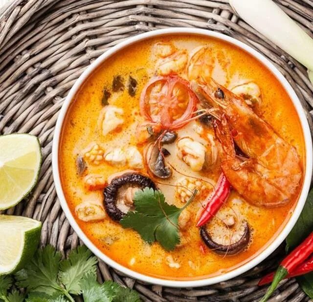 Паназиатская кухня том ям. Том ям в Тайланде. Tom Yum суп. Том ям с вонголе.