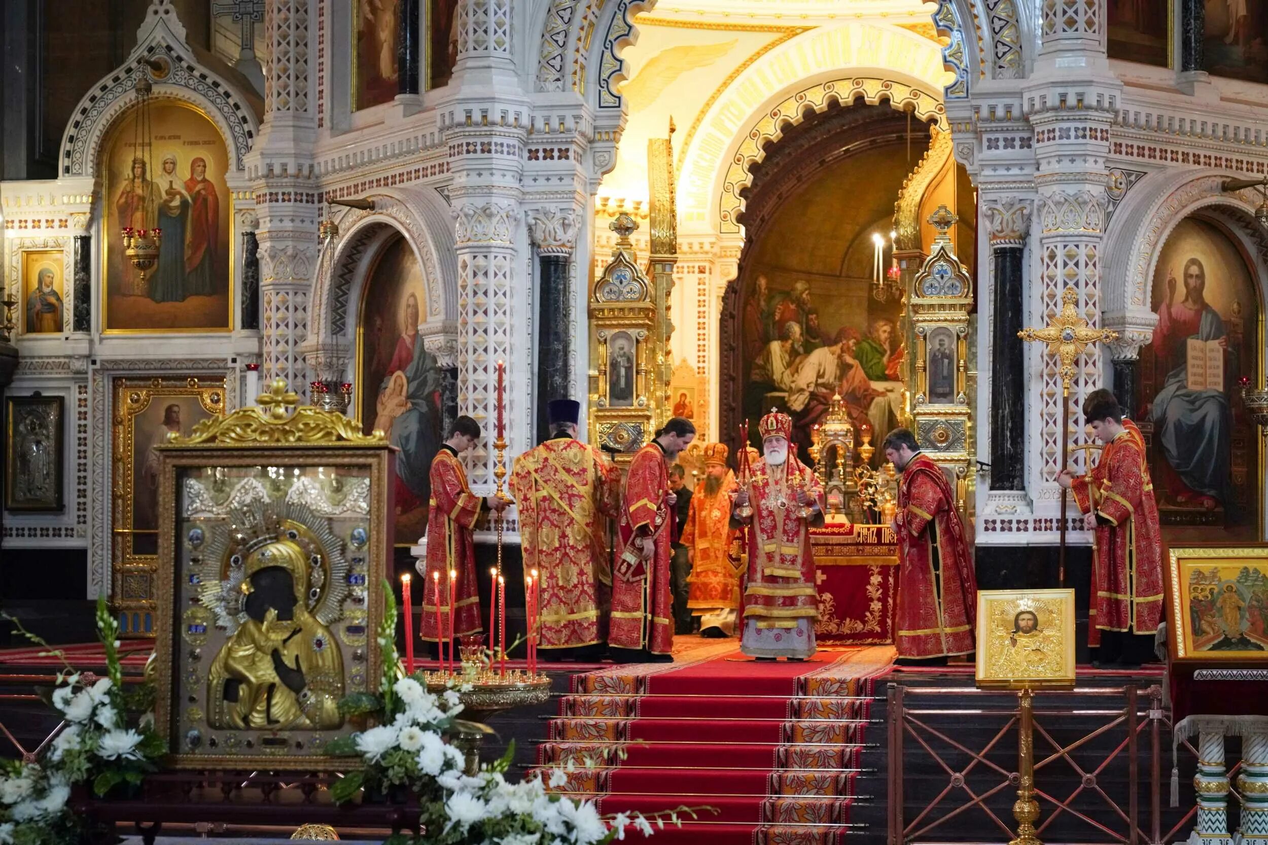 Трансляция богослужения в храме христа спасителя. Храм христа спасителя. храм христа спасителя служба на пасху. пасхальное богослужение 2025.