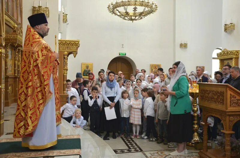 Храм преображения в коммунарке. Коммунарка храм преображения расписание. Преображение господне 2022. Церковь коммунарка. Преображенский полк на службе в храме преображения господня 19.