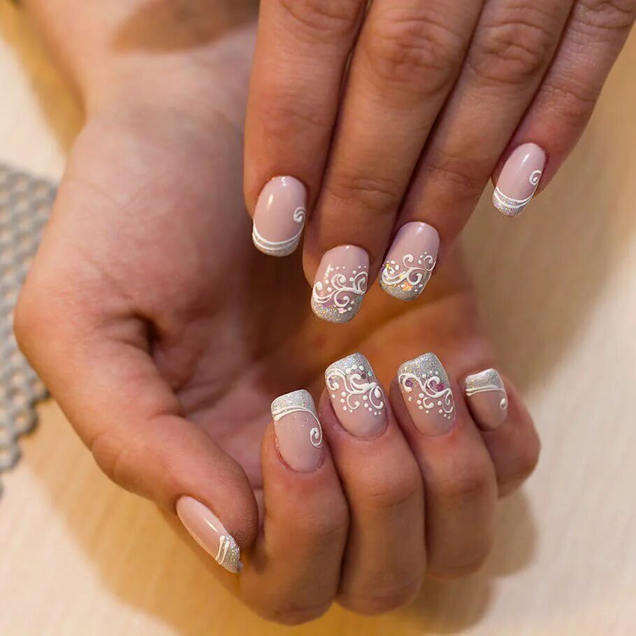 Новогодний французский маникюр на короткие ногти. Новогодний французский маникюр на короткие ногти. Френч на короткие ногти на новый год. Новогодний французский маникюр. Зиме й маникюр на короткие ногти.