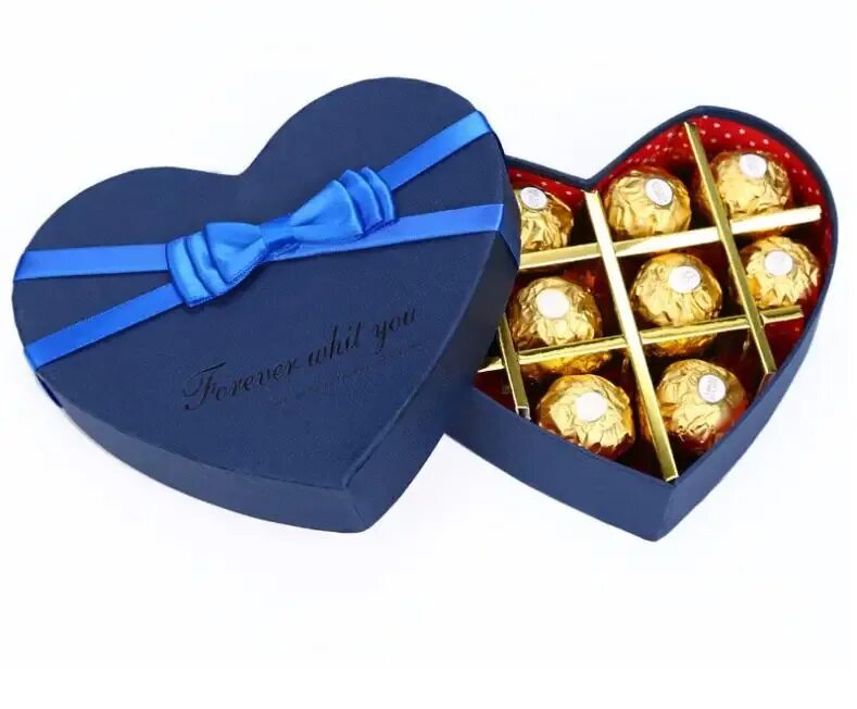 Коробка конфет сердце. Конфеты в коробке сердечко. Коробка конфет в виде сердца. Шоколадные конфеты в коробке сердце. Конфеты в коробке сердечко.