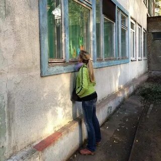 Я стою под окнами дома