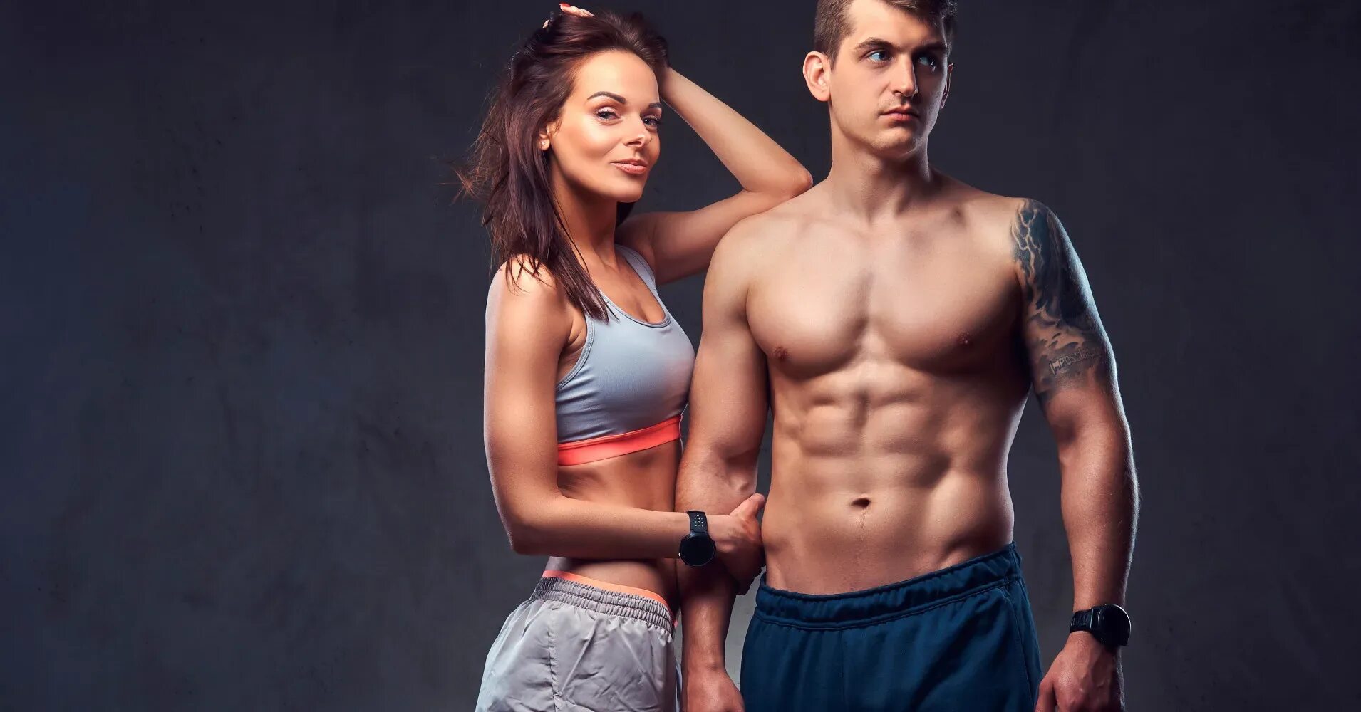 Блондинки и брюнетки в купальнике. Двое стройную. Двое стройную. Мужская и женская сексуальность. Двое на закате у моря.