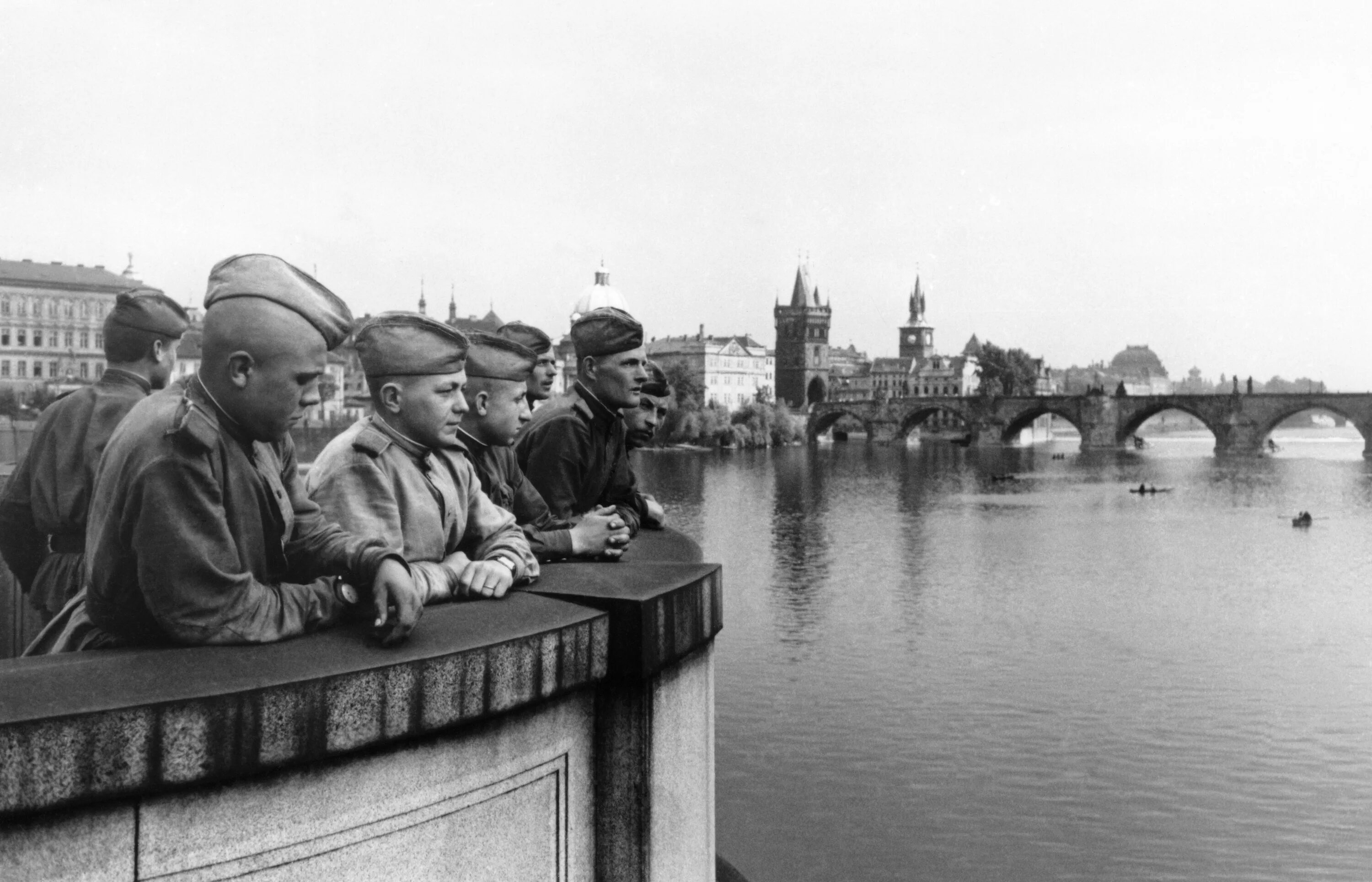 Штурм Праги 1945. Советские войска в Праге 1945. Советские солдаты в Праге 1945. Пражская операция май 1945 год освобождение Чехословакии.