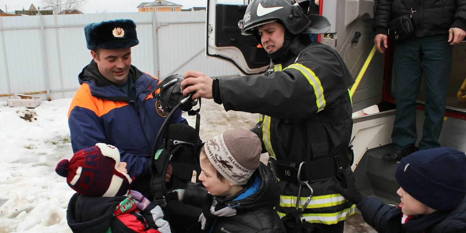 Люди пожарной службы. Пожарный человек. Пожарники Москвы. Пожарно-спасательный Гарнизон. День пожарных Москвы.