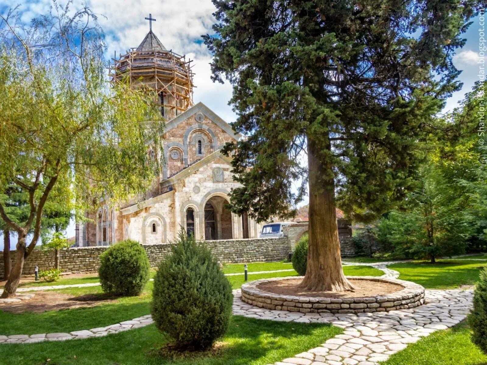 Место монастырь святой. Бодбе монастырь Грузия. Монастырь Святой Нино Бодбе. Бодбийский монастырь Кахетия. Монастырь Святой Нины в Бодбе.