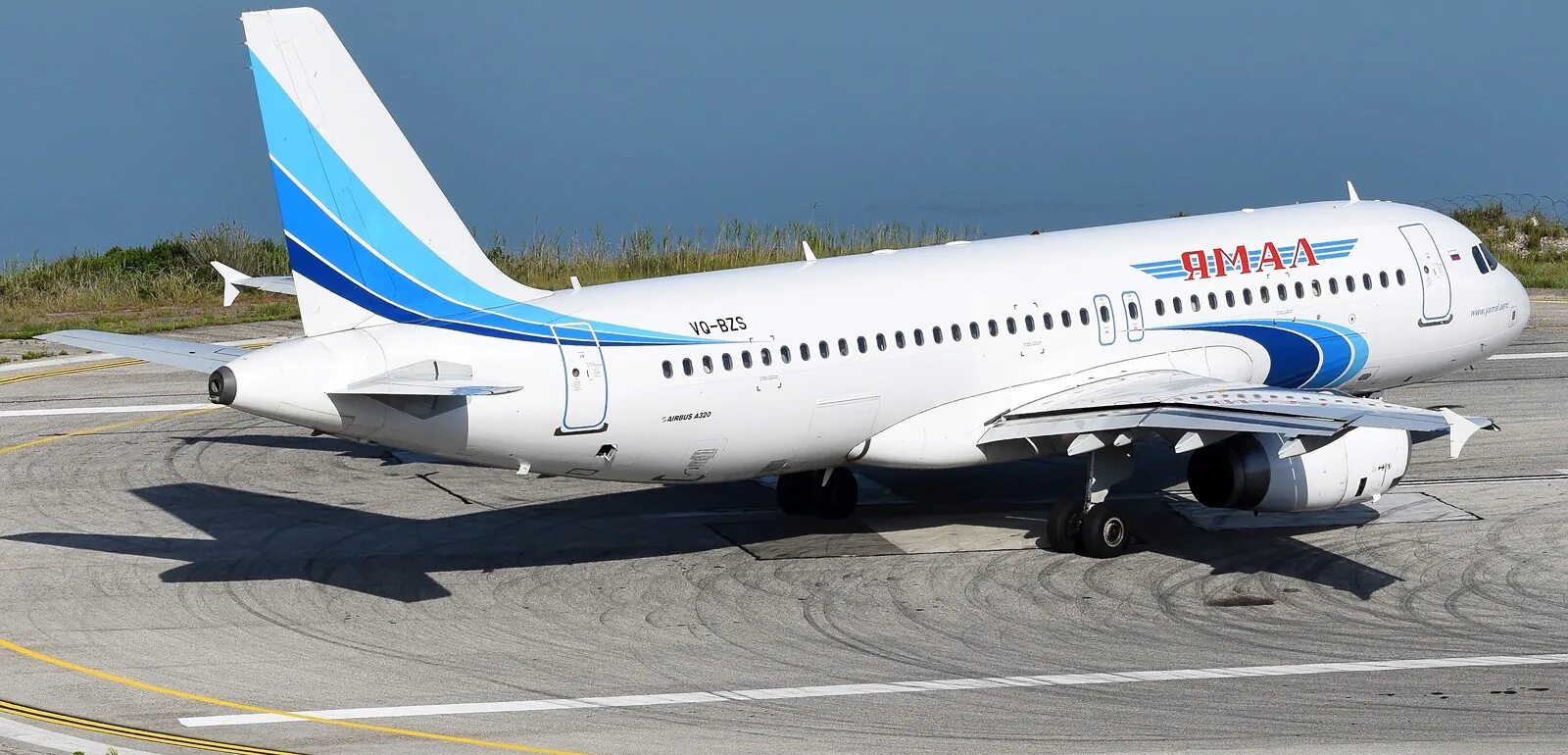 Авиакомпания тюмень. Тюменские авиалинии фото. Airbus a320 ямал. Аэродром азимут краснодар. Тюменская авиакомпания.