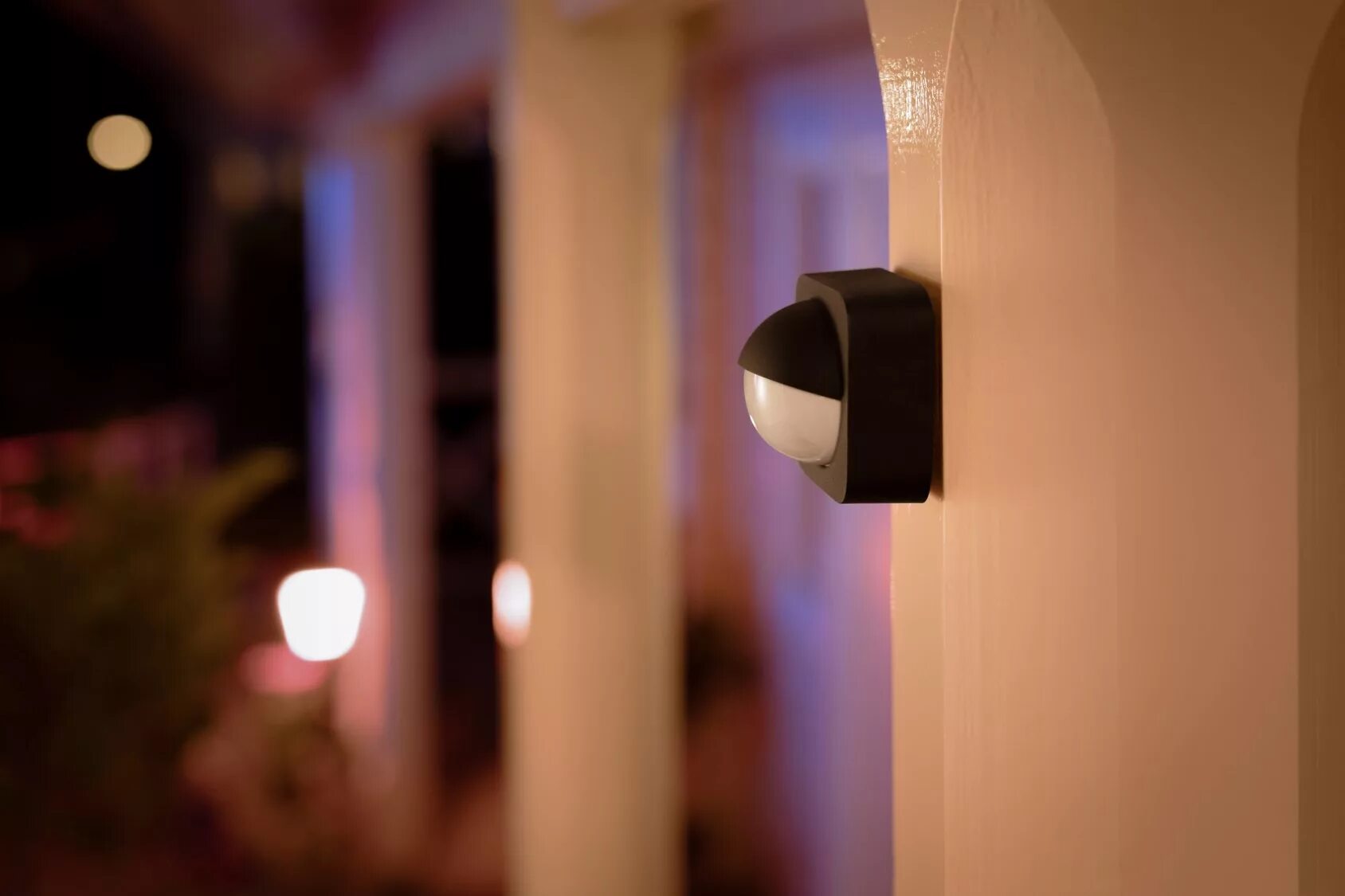 Сейчас свет включен. Philips Hue Outdoor Motion sensor. Датчик движения Motion sensor. Датчик движения mi Motion sensor. Датчик движения для включения света в подъезде.