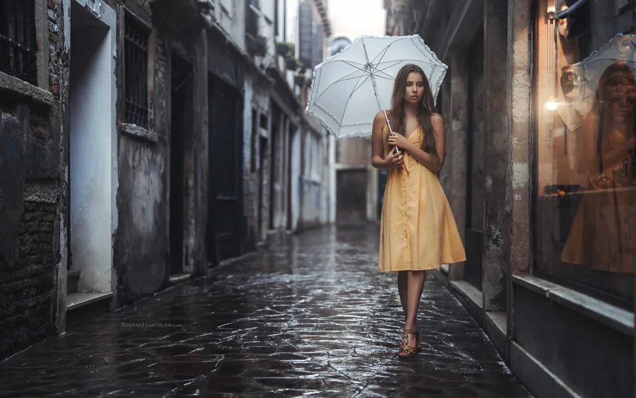 Девушка дождь. Shophia rain. Девушка под дождем. Девушка идет под дождем. Shophia rain.