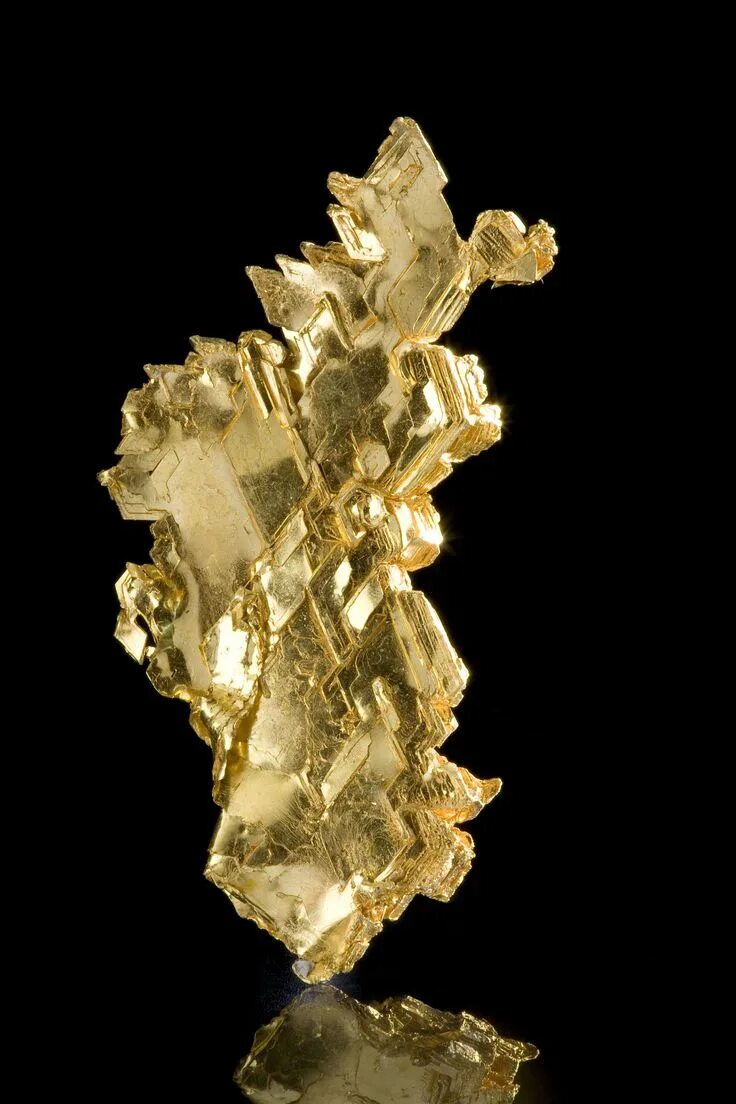 Самородное золото минерал. Минерал самородок кварц. Алмаз и золото самородные минералы. Кристаллы золота самородного.
