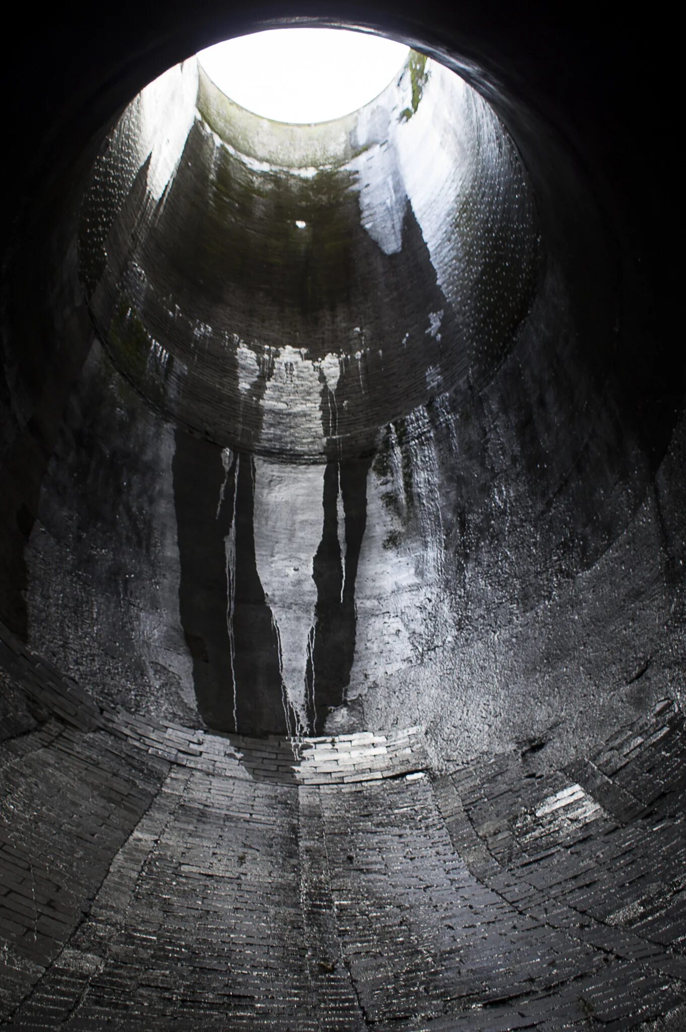 Водохранилище ледибауэр внутри. Мессинский пролив водовороты. Водосток плотины монтичелло. Воронка озера глори-хоул. Воронка внутри.