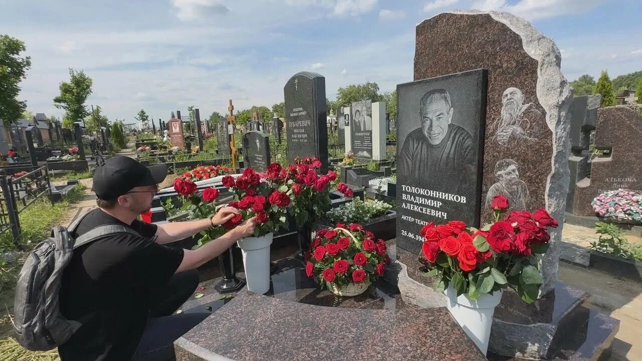 Могила владимира жириновского троекуровское. Аллея журналистов на троекуровском кладбище. Памятники на троекуровском кладбище. Интересные могилы на троекуровском кладбище. Троекуровское кладбище могилы.