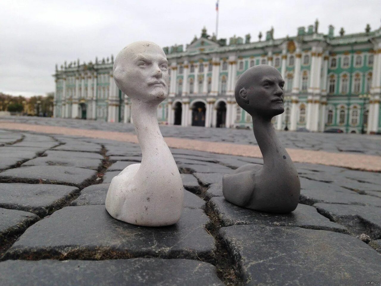 Надпись не существует. Его не существует совсем. Его не существует совсем. Любовь её не существует. Мемы про существует.