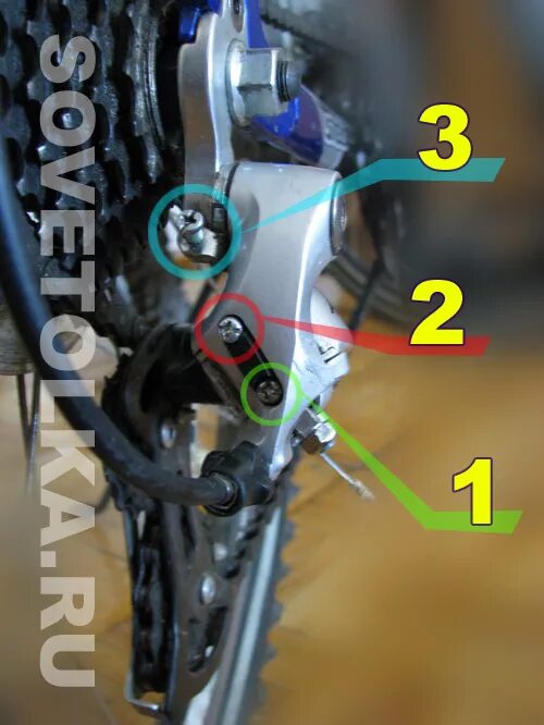 Как снять задние скорости на велосипеде. Регулировочные винты заднего переключателя велосипеда шимано. Регулировочные винты на заднем переключателе Shimano. Шимано передний переключатель регулировка. Shimano Altus задний переключатель регулировка.