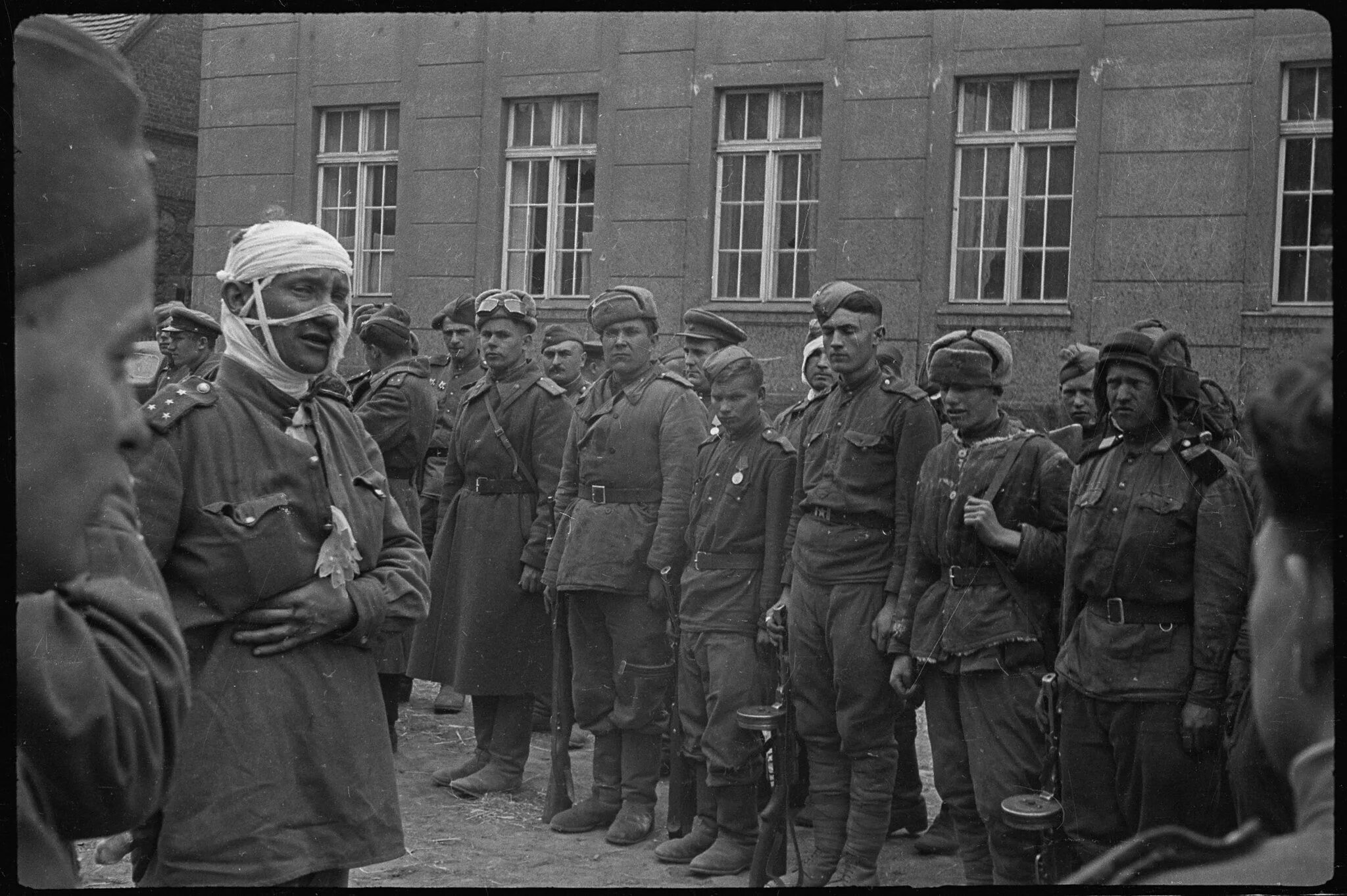 Во время второй мировой войны вручали. Фаминский Берлин 1945 танкисты. Советские офицеры в Берлине 1945. Германия советские солдаты в Берлине 1945.