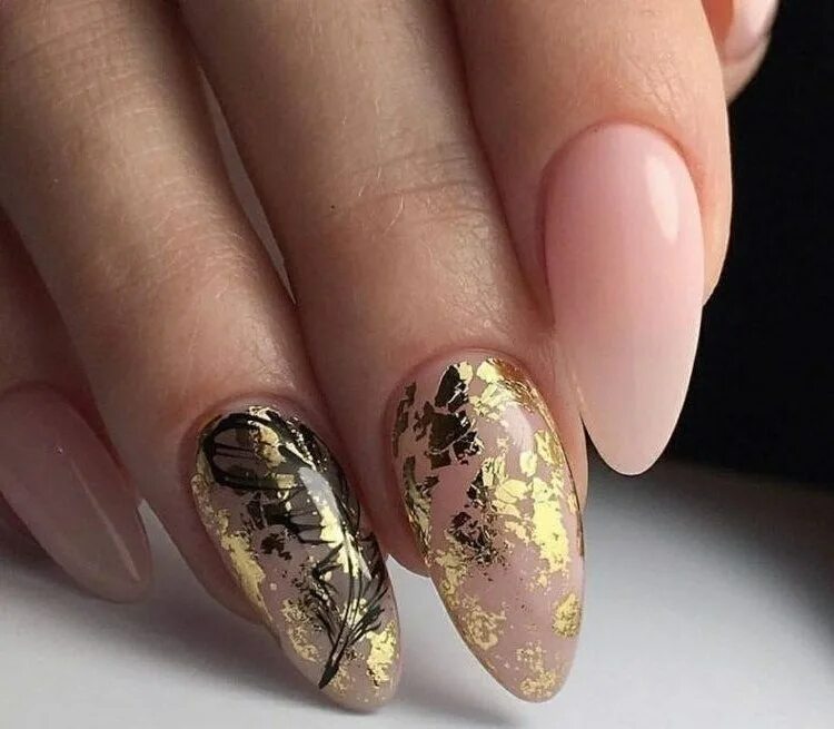 Ногти золото с черным. Дизайн с золотой поталью. Дизайн ногтей золото. Золотые ногти. Дизайн с золотой поталью.