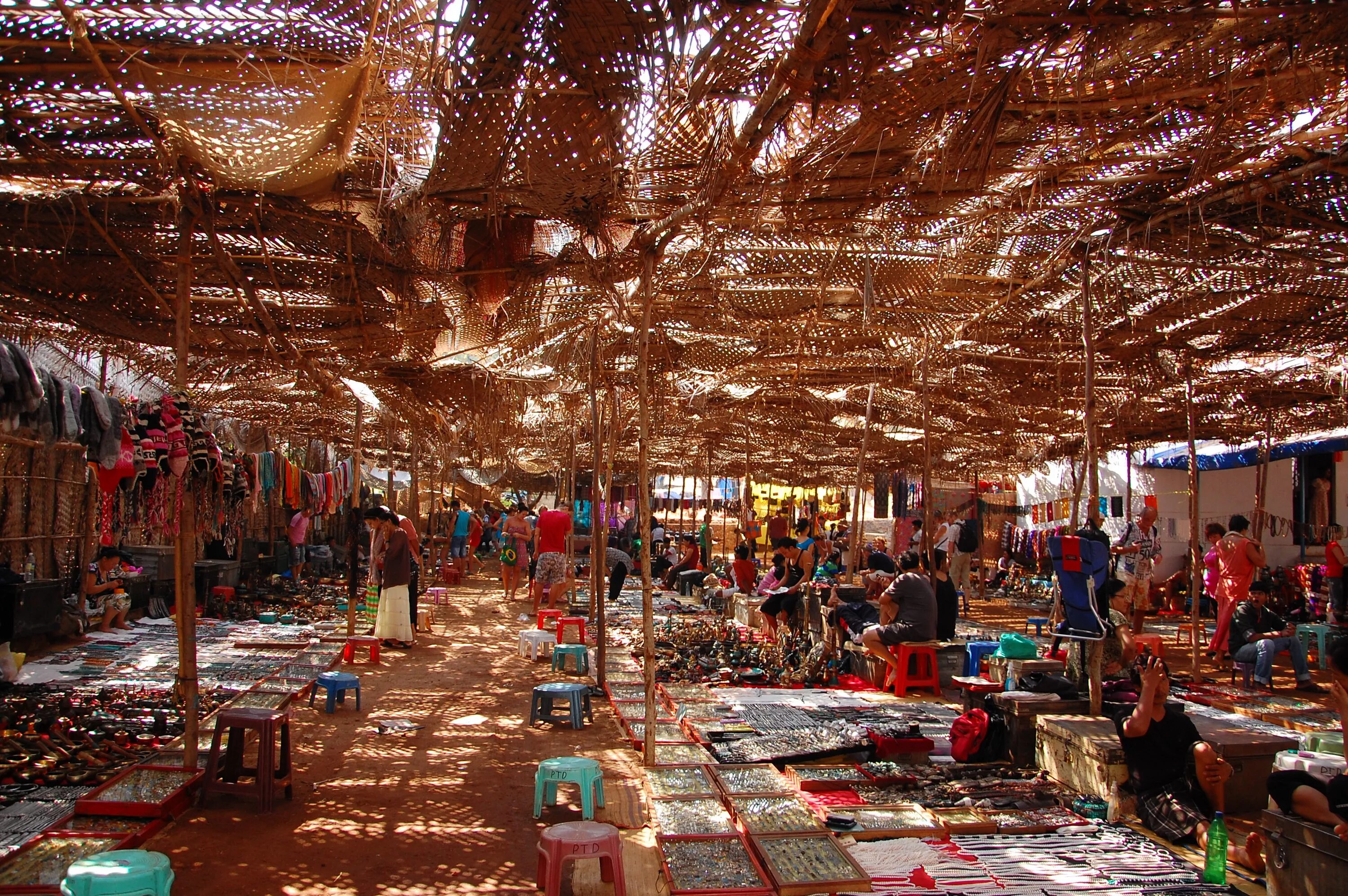 Рынок Анджуна Гоа. Рынок в Анжуне в Гоа. Базар Anjuna Market Goa. На рынке.