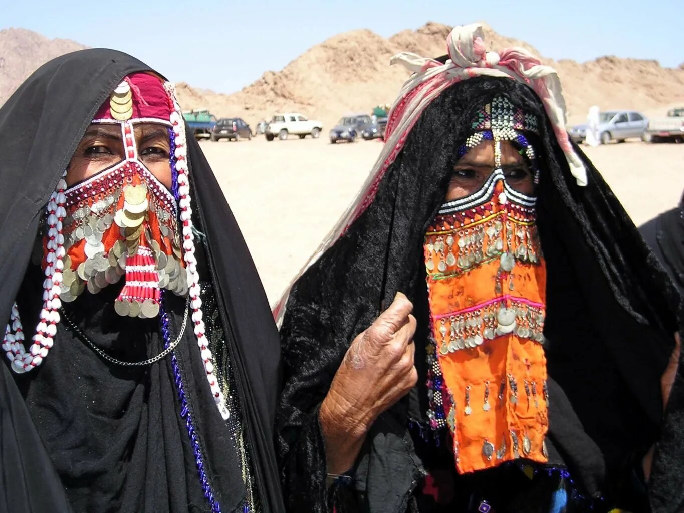Верхняя одежда бедуинов 6 букв. Бурка бедуинки. Бедуины Саудовской Аравии. Марокко чадра. Бедуины Иордании.