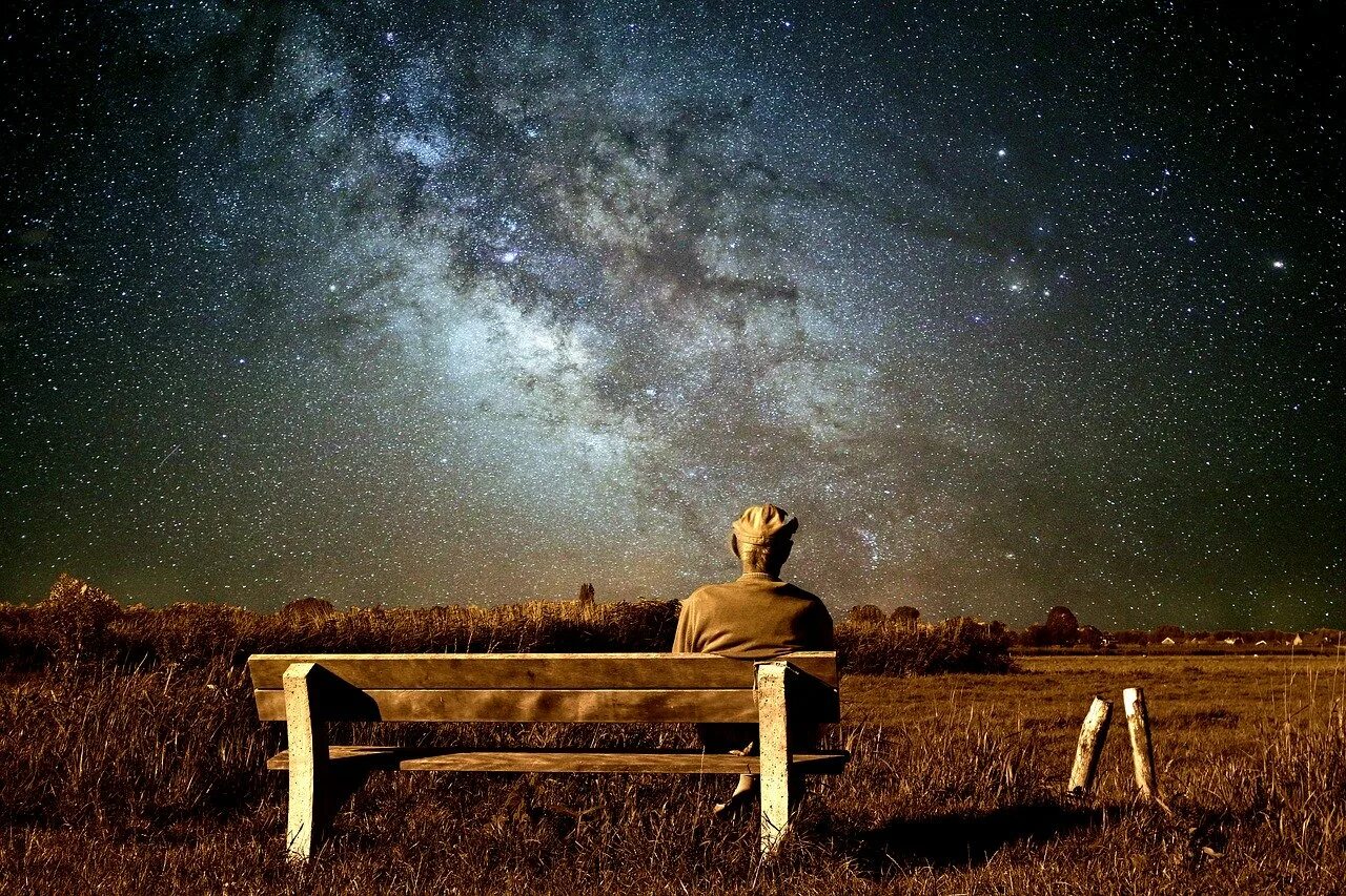 Созерцать красоту природы. Созерцание. Человек сидит на обрыве. Уединение природы и человека. Время созерцать.