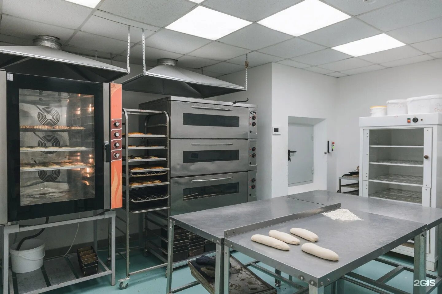 Кухня ресторана. Помещение под кондитерскую. Помещения для мини пекарни. Кухня мини кондитерской. Помещение под кондитерскую.