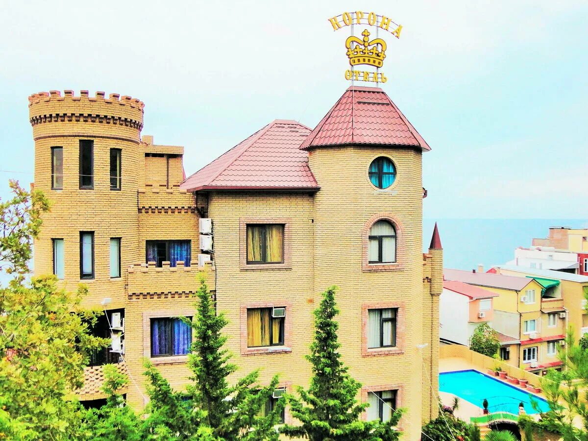 Гостевой дом корона адлер. Отель корона алушта. Отель замок алушта. Отель корона утес. Отель корона алушта.