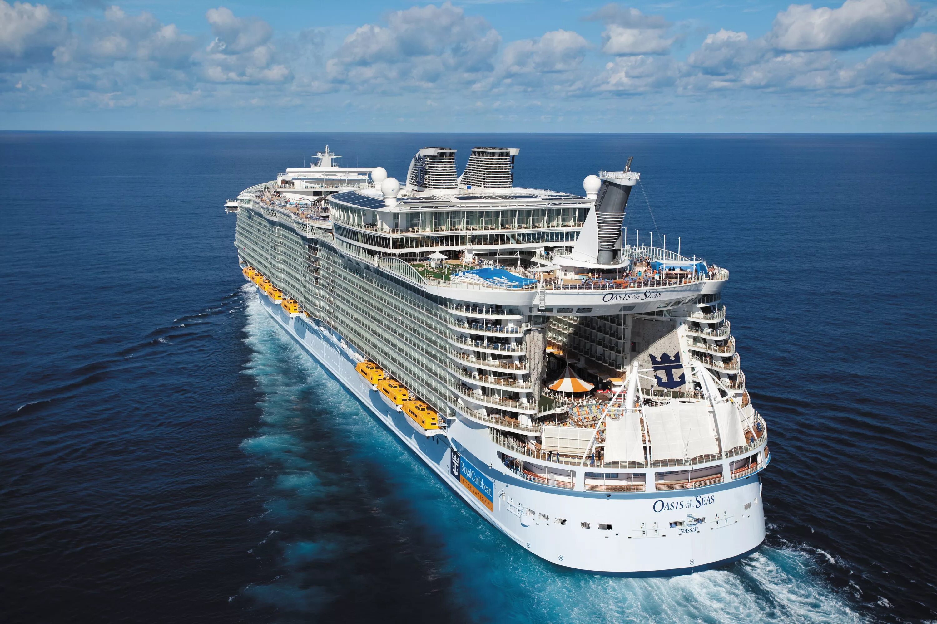 Seas royal. Роял карибиан оазис лайнер. гармония морей круизный лайнер. oasis of the seas оазис морей. корабль гармония морей.