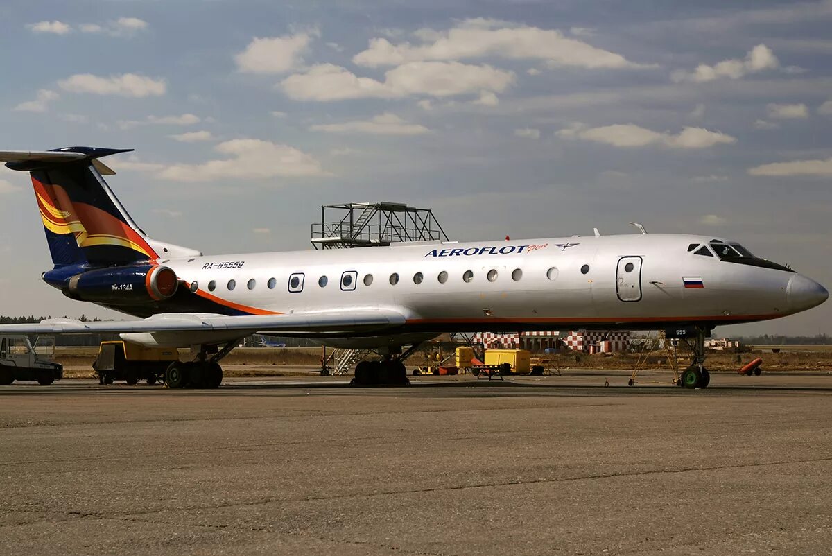 Самолет плюс нижний. Ту-134 Аэрофлот. Ту134-а3 ra65097. Ту 134 Aeroflot. Самолёт ту 134 Аэрофлот.