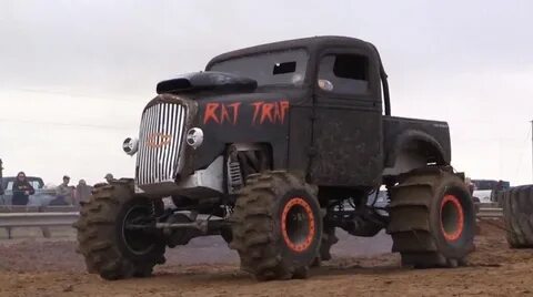 Монстр трак едет по грязи