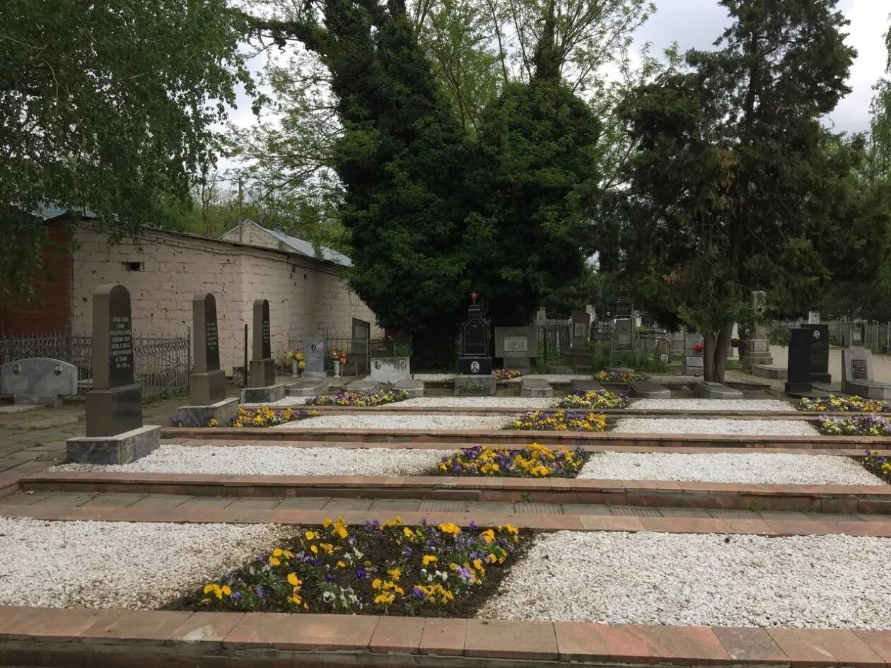Всесвятское кладбище достопримечательности краснодара. Всесвятское кладбище краснодара. Всесвятское кладбище краснодара на карте города. Всесвятское кладбище краснодара карта. Всехсвятское кладбище краснодар.