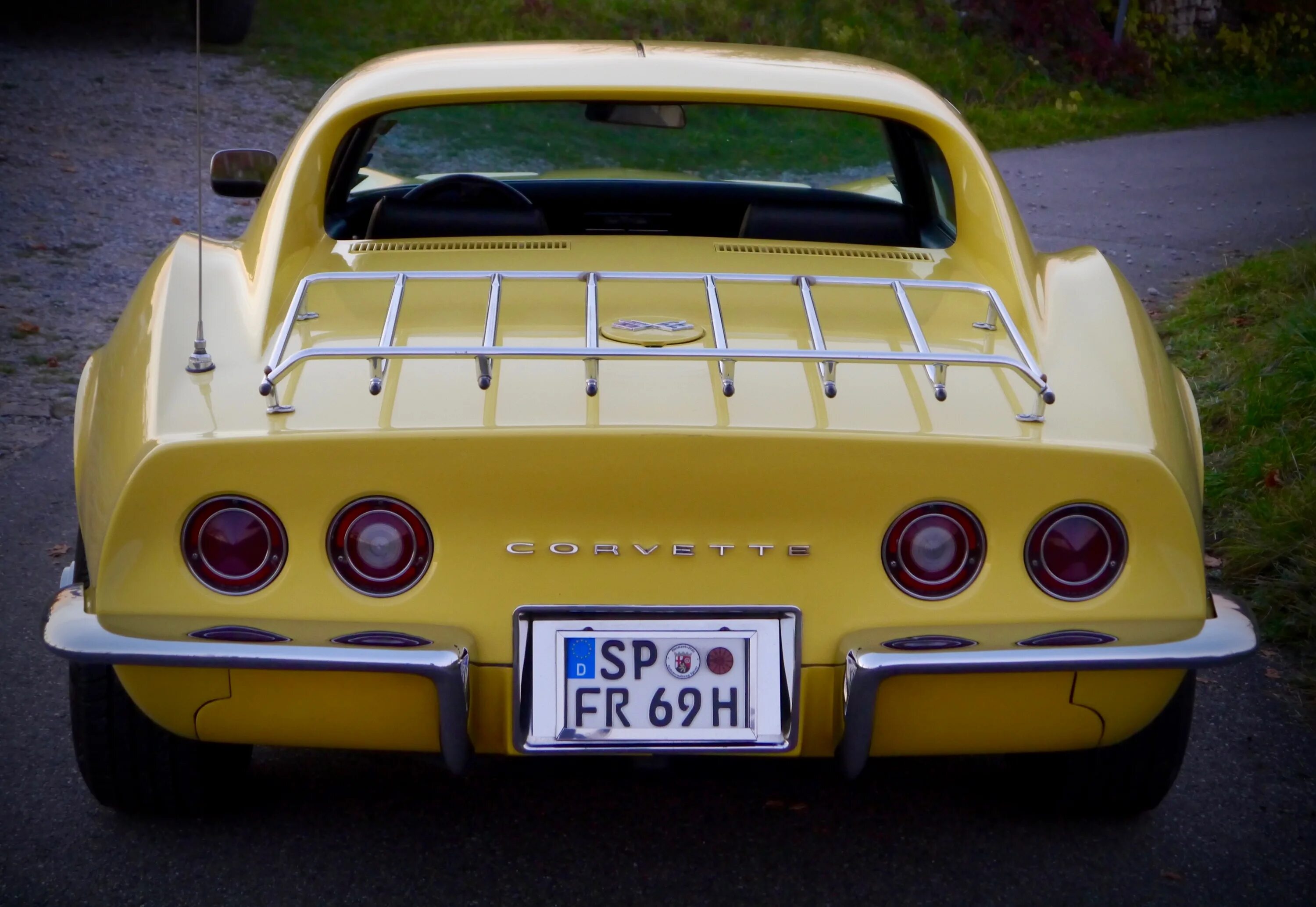 Гоночный авто сканворд. Желтый Шевроле Корвет 1973г. Желтая машина Старая. Классический желтый гоночный авто. Желтый старый автомобиль.