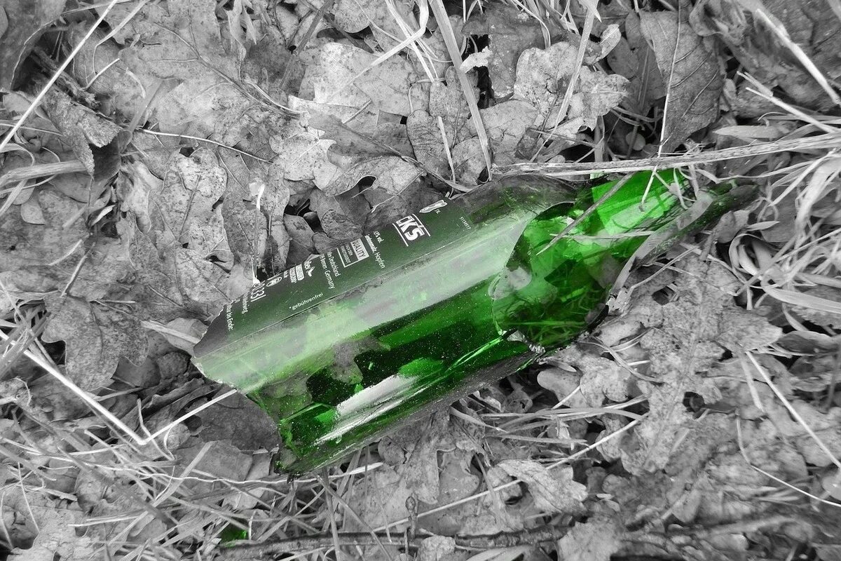 Разбивающиеся бутылки. Разбитые стеклянные бутылки. Разбитая бутылка. Битое зеленое бутылочное стекло. Стеклянная бутылка в лесу.