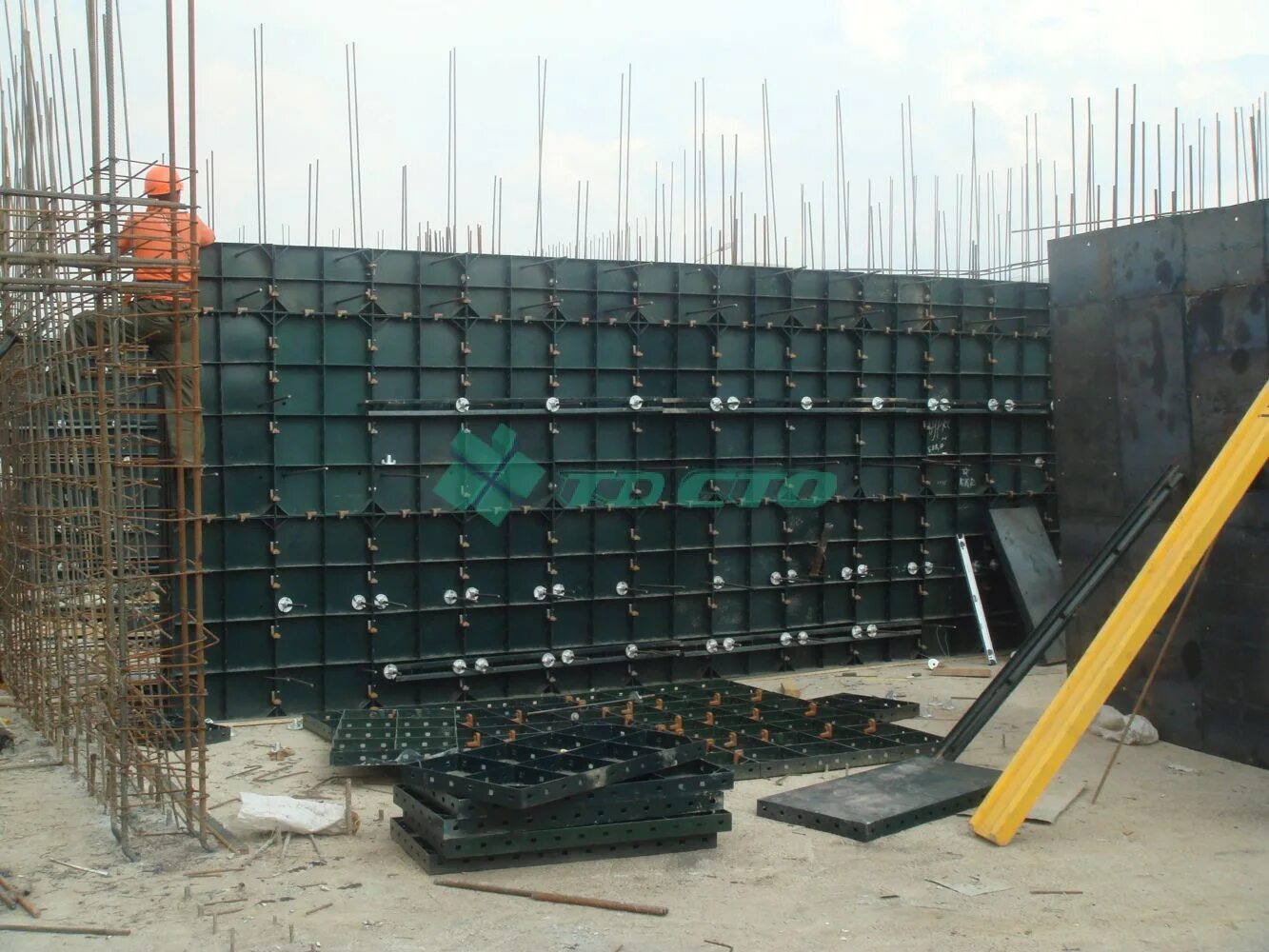 мелкощитовая опалубка. мелкощитовая опалубка фора. опалубка инвентарная щитовая. Vario стеновая опалубка. опалубка мелкощитовая модульная "fora euro-form premium".