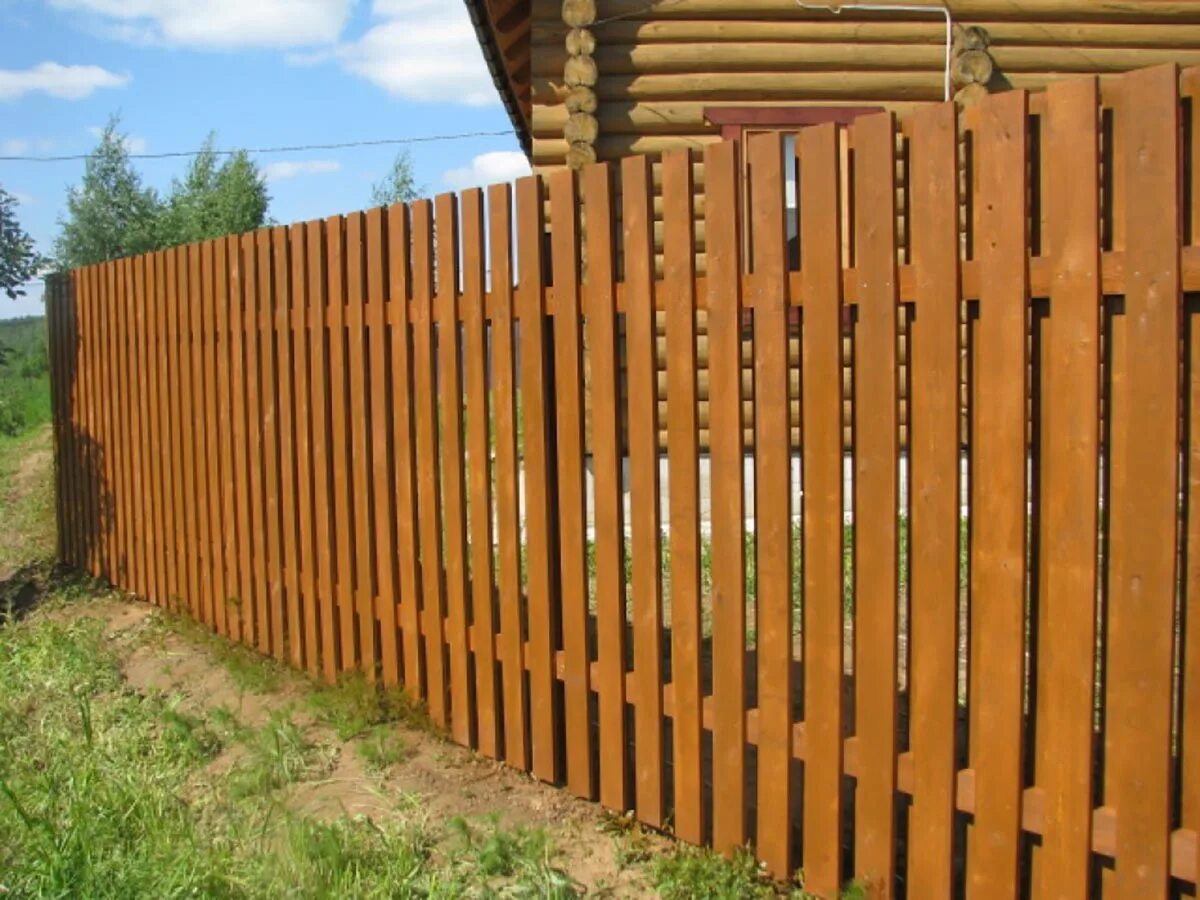 Забор плетень штакетник. Забор из евроштакетника горизонтальный. Деревянные заборы и ограждения. Деревянный забор для дачи.