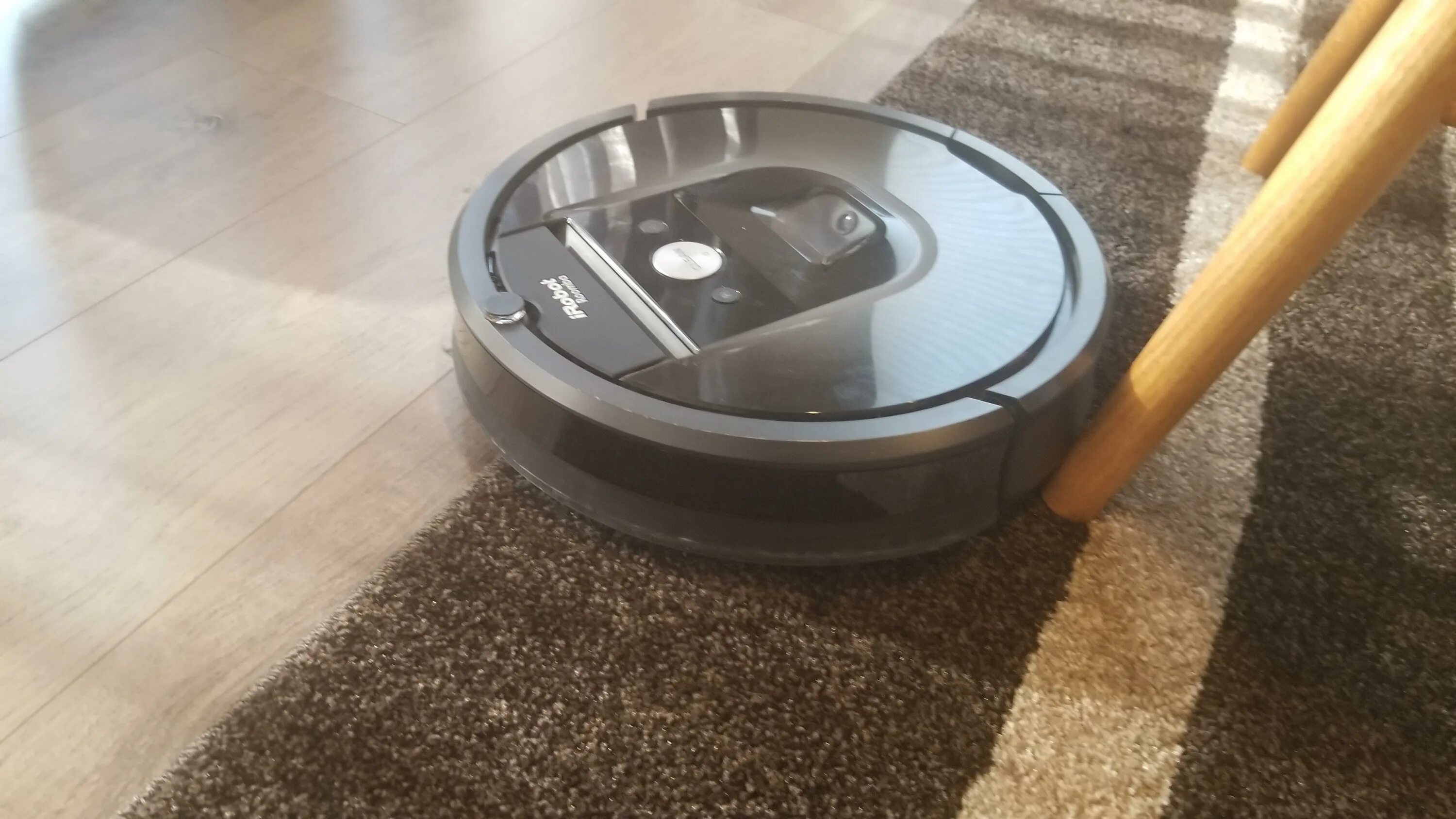 Робот пылесос горит зеленым. Робот пылесос приложение roomba. робот пылесос застрял. робот пылесос moden. робот пылесос запутался.