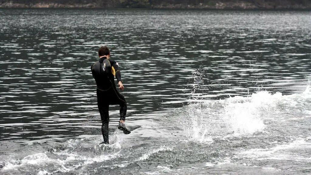 Идет по воде. Бежит по воде. Человек идет по воде. Человек бежит по воде.