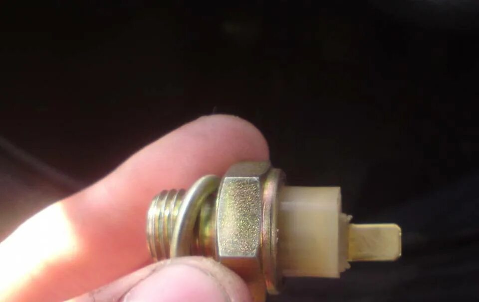 Датчик аварийного давления масла ваз 2114. Датчик давления масла ваз 2114 8 клапанов 1. Датчик масла ваз 2114 8 клапанов. Датчик давления масла ваз 2114 8 клапанов 1. Масляный датчик давления масла 2114.