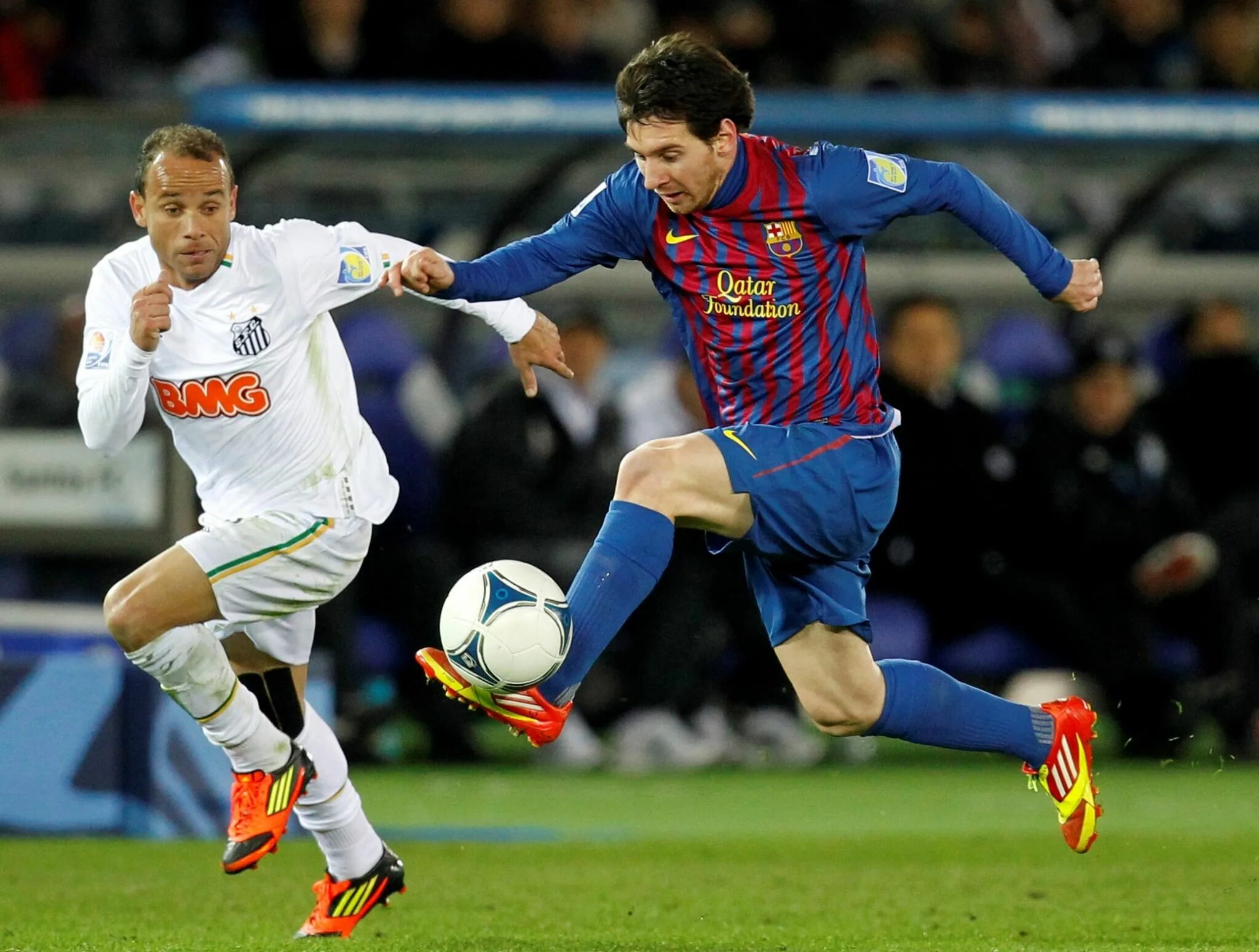 Футболист играющий в нападении. Месси Барселона штрафной. Фото футболистов. Нападающий в футболе.