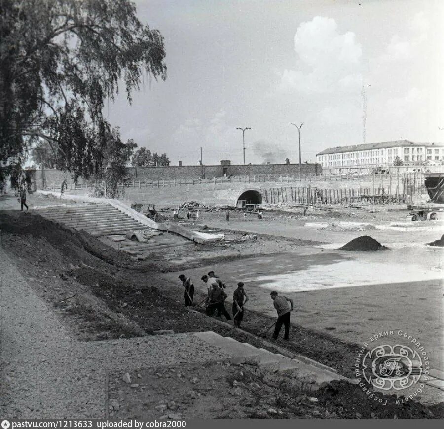 Екатеринбург завод плотинка 19 век. Старый рынок на уралмаше екатеринбург 1960. Старый екатеринбург плотинка. Начало строительства екатеринбург. Начало строительства екатеринбург.