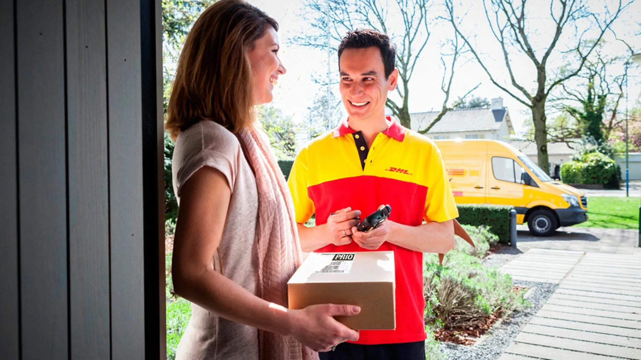 DHL delivery. Parcel delivery. Доставщик DHL. Водитель DHL.