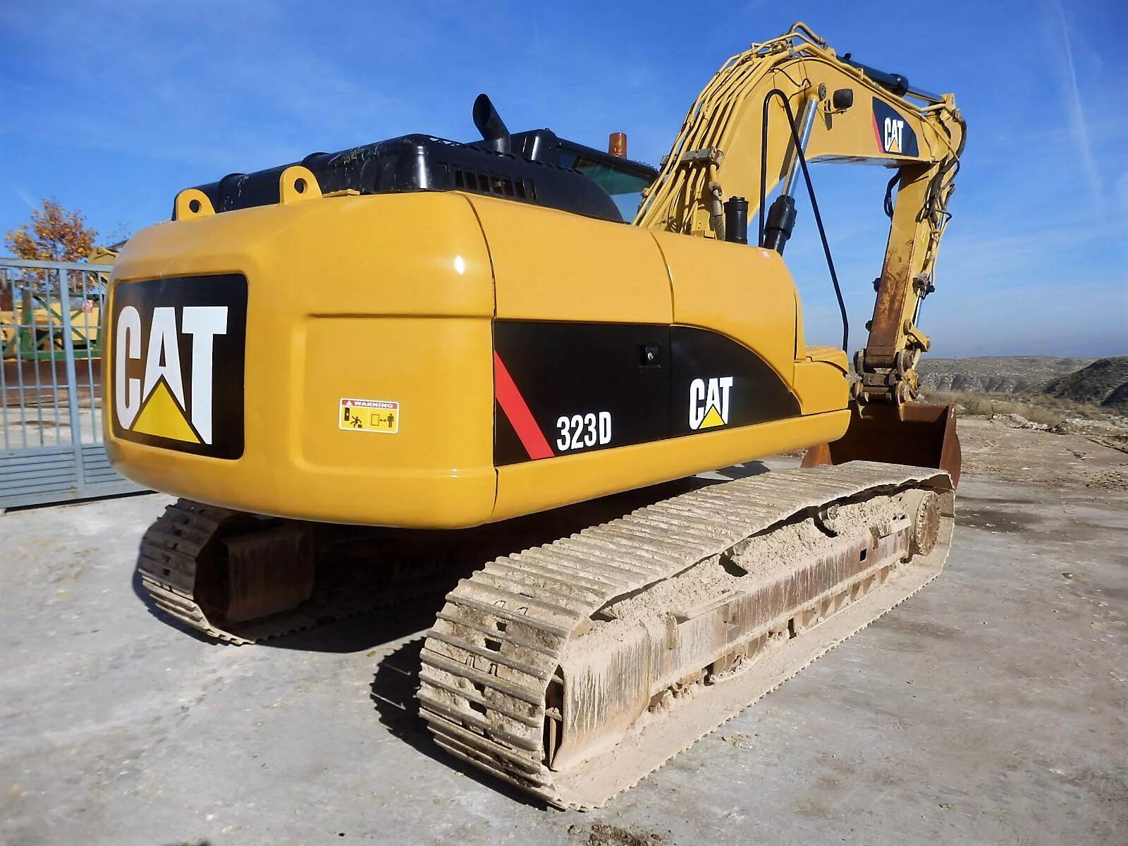 Купить экскаватор катерпиллер. Caterpillar 323d. Экскаватор Cat 323. Экскаватор Катерпиллер 323 d. Гусеничный экскаватор Caterpillar 330.