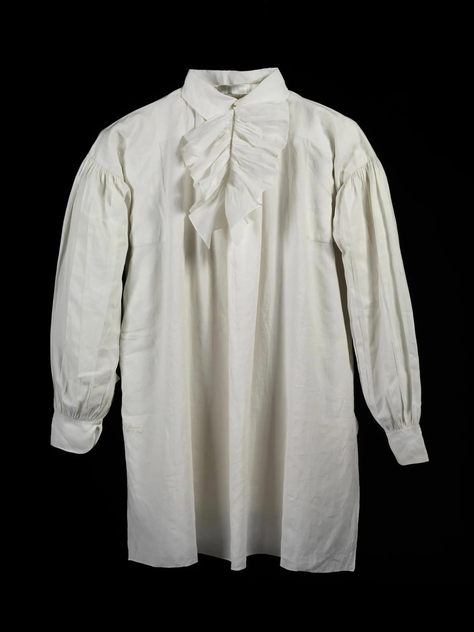 Старая мужская рубашка. Рубаха 17 века мужская. Рубаха 16 века мужская. Рубашка апаш мужская 19 век. Рубашка батистовая мужская 18 век.
