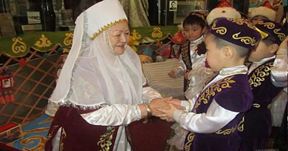 Казахская бабушка. Приветствие казахов. Жузы казахов. С праздником корису. Средний жуз младший жуз старший жуз карта казахстана.