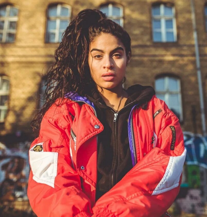 Jessie Reyez. Джесси Уэр Британская певица. Jessie Reyez тело. Джесси Куари молодая.