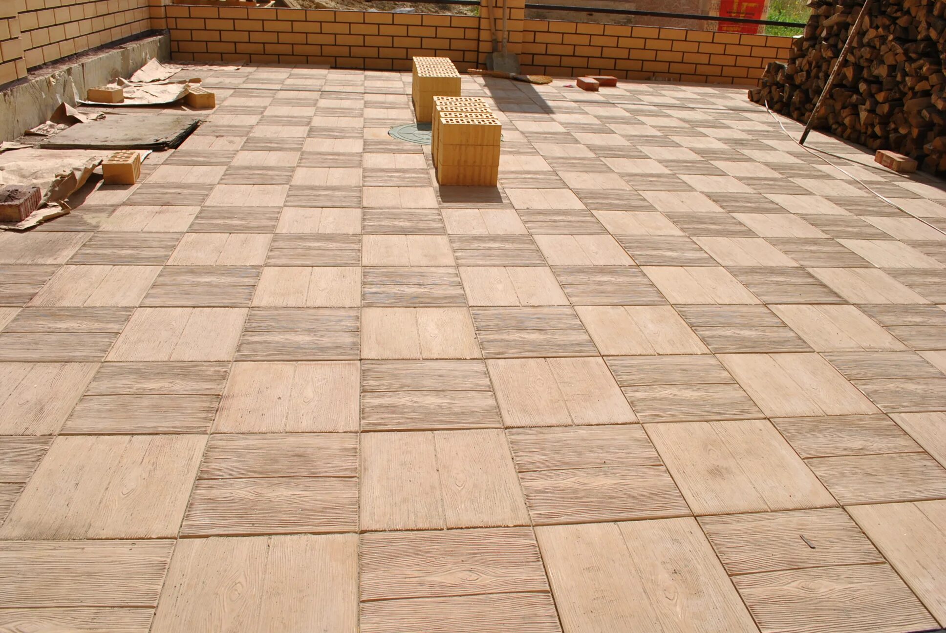 укладка тротуарной плитки 2 цвета. плитка 2. плитка 2. брайер плитка тротуарная. ванная с цветами на плитке.