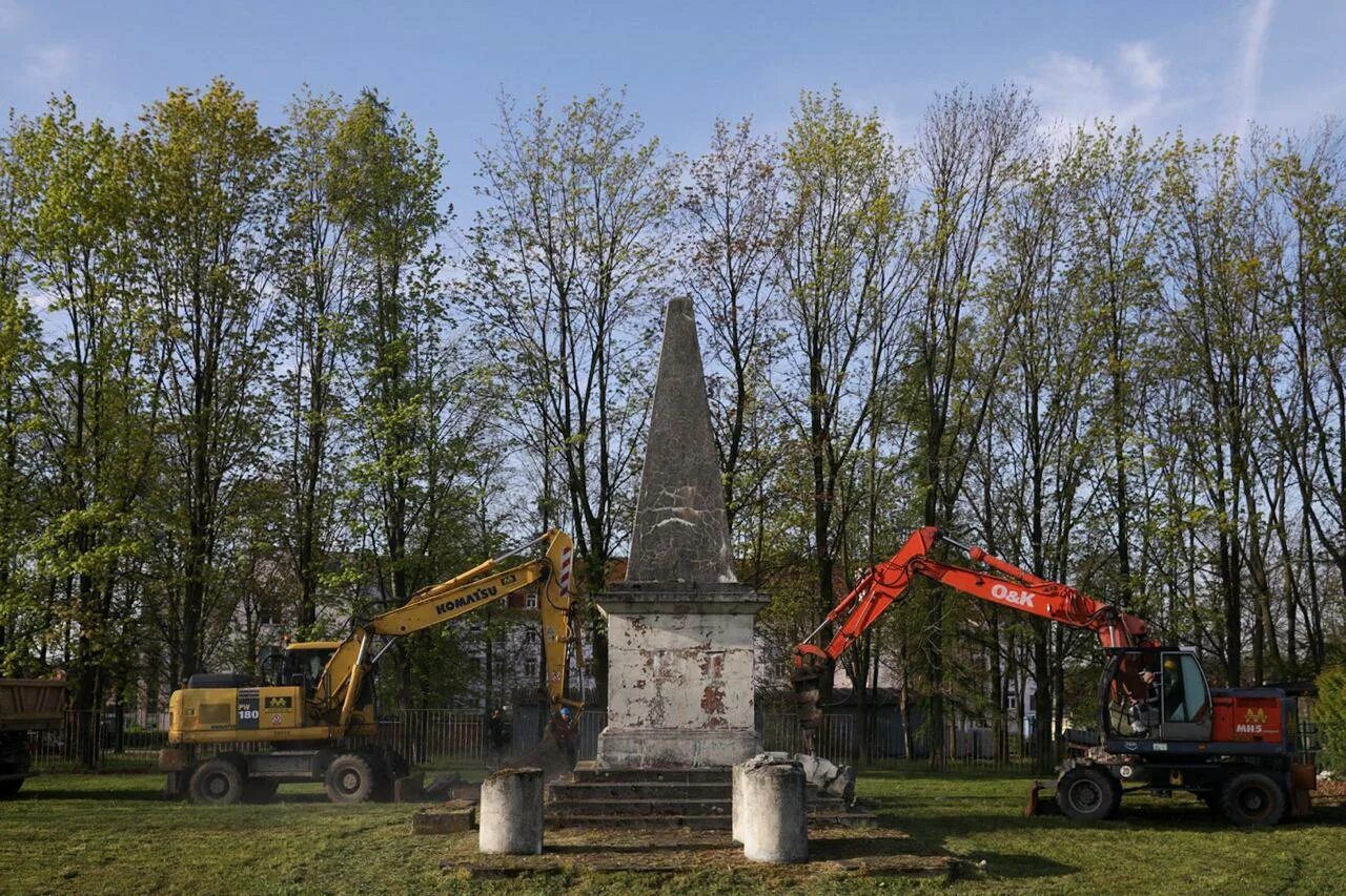 Памятник благодарности. Памятник благодарности красной армии в Польше. Снесение памятников в Польше. Сносят памятники советским солдатам. Памятник РККА.