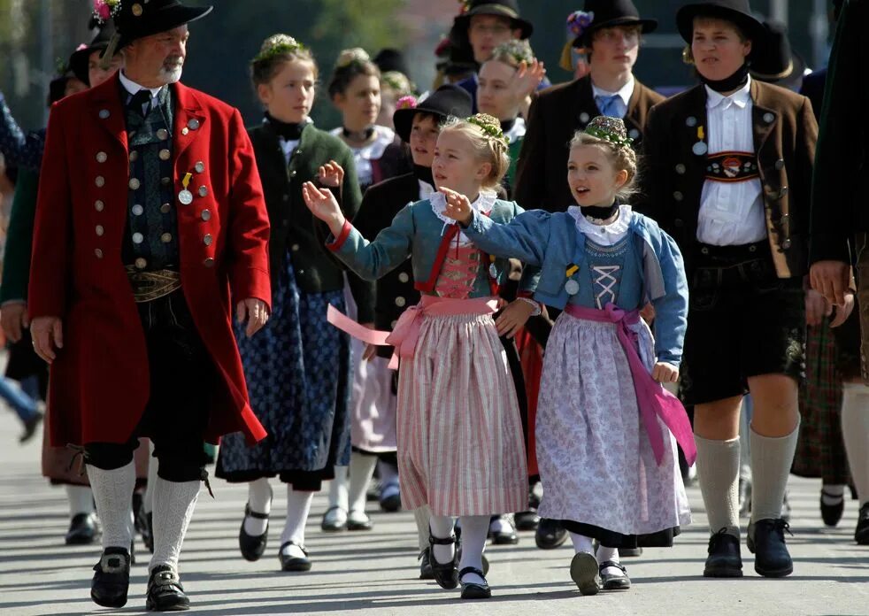 Немецкие дети в россии. Национальный костюм Германии. Традиционный костюм немцев. Национальный костюм Германии детский. Немцы детские костюмы национальные.