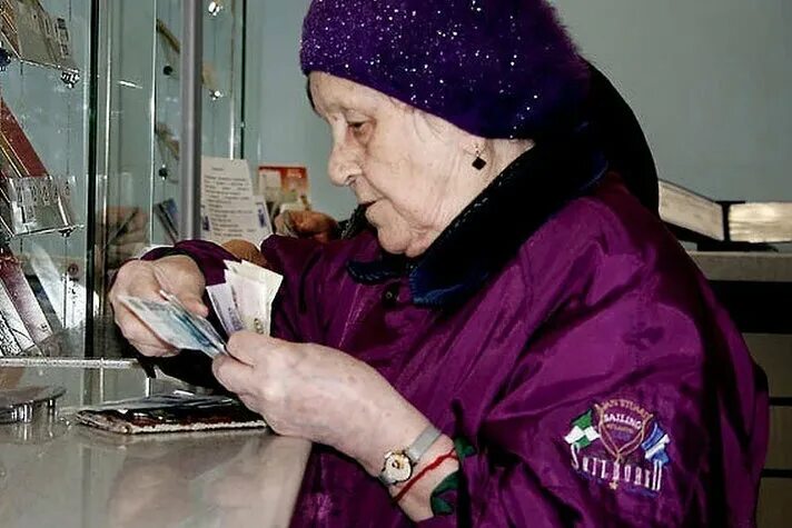 Пенсионер с деньгами. Пенсионер с деньгами. Пенсионер с деньгами. Пенсионеры пенсия. Таблица индексации пенсий с 2021 года неработающим пенсионерам.